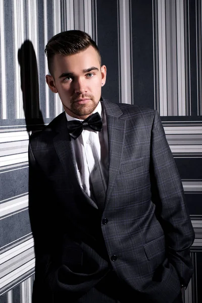 Schöner Mann Mit Bart Dunkler Anzug Und Krawatte Posiert Vor — Stockfoto