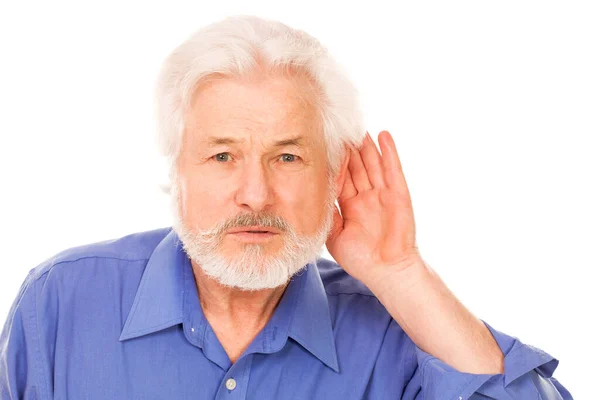 ハンサムな高齢者の男は 白い背景で隔離の耳に手を保持します — ストック写真