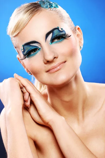 Bella Bionda Con Trucco Artistico Sfondo Blu — Foto Stock