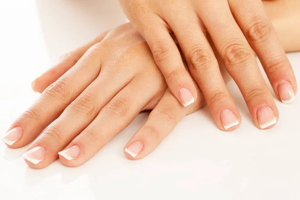 Jovem Mulher Mãos Com Manicure Francês Sobre Fundo Branco — Fotografia de Stock