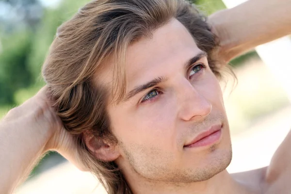 genç ve yakışıklı adam sahilde portresi