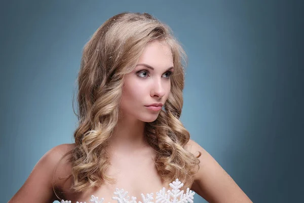 Belle Femme Aux Cheveux Bouclés Sur Fond Bleu — Photo