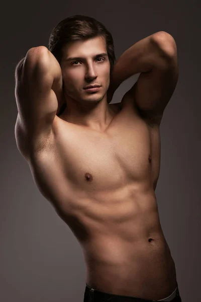Schöner Junger Mann Mit Nacktem Oberkörper Auf Grauem Hintergrund — Stockfoto