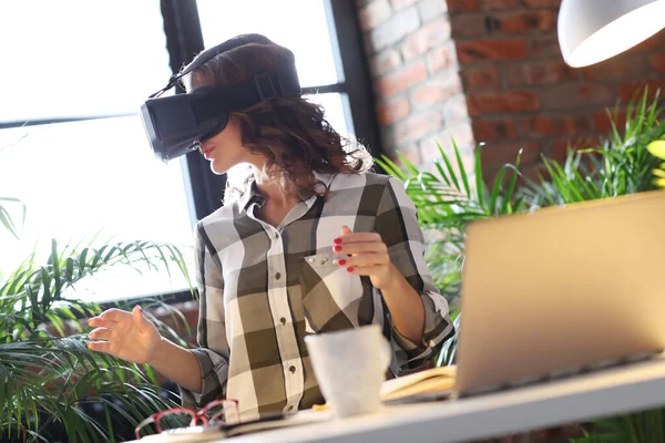 Teknoloji. VR kulaklıklı hoş bir kadın.