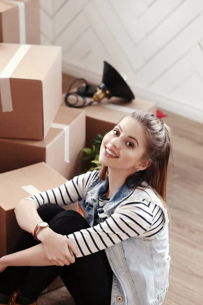 Cute Girl Podczas Przeprowadzki Domu — Zdjęcie stockowe