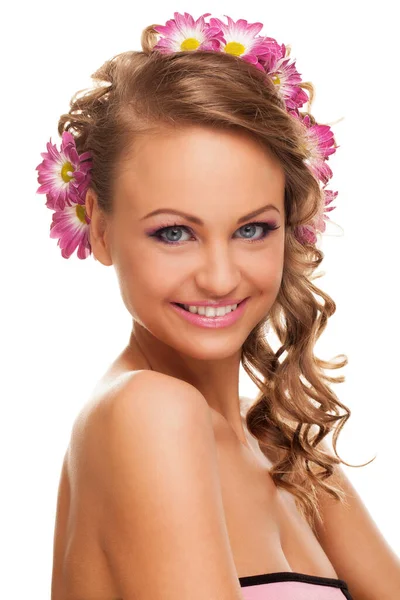 美しいです若いですCaucasian女性とともに花で彼女の髪隔離されました白い背景 — ストック写真