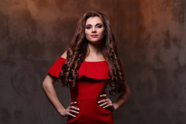 Frau Roten Kleid Mit Hinreißender Lockiger Frisur — Stockfoto