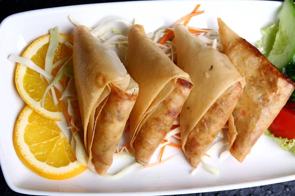 Yemek ve sebzeli börek.