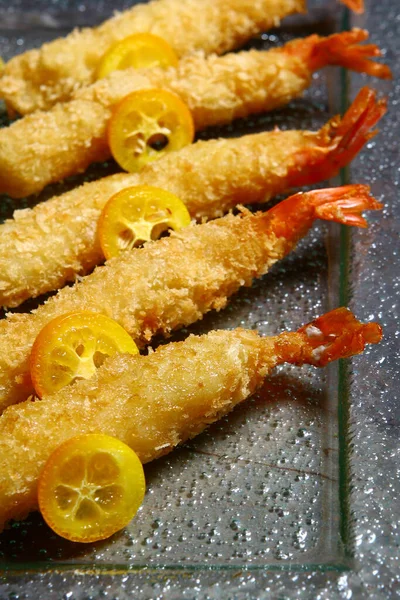 Hepsi portakal soslu deniz tarakları ve çatırdayan kaplan karideslerinden.