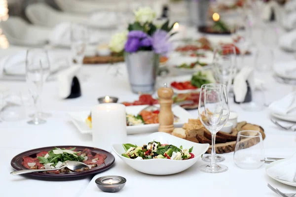 Grote Eettafel Met Bloemen Veel Verschillende Soorten Eten Een Feest — Stockfoto