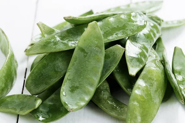 Sebze. Masadaki yeşil bezelyeler