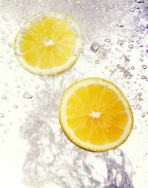 Limões Frescos Caíram Água — Fotografia de Stock