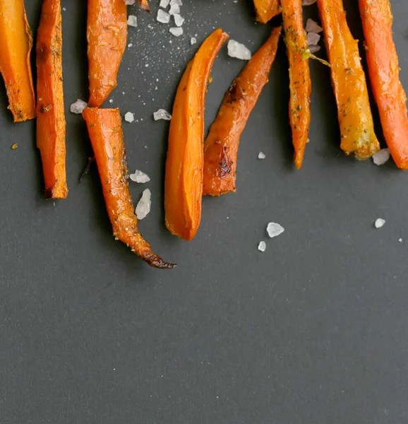 Fast food. Masada patates kızartması var.