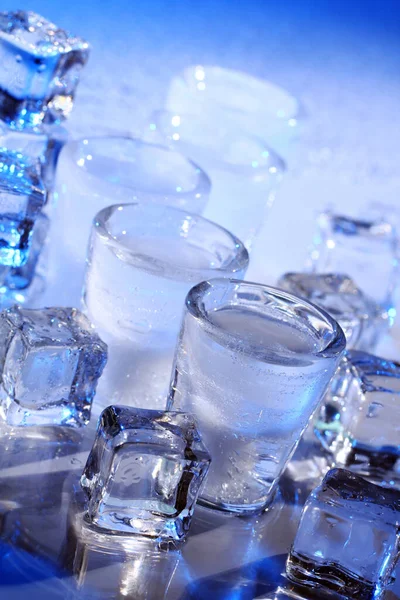 Copos Cubos Gelo Congelados Com Bebida Alcoólica Fria — Fotografia de Stock