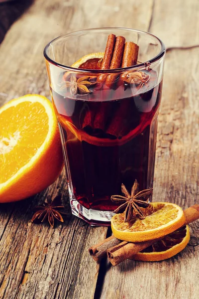Portakallı tarçın ve sıcak şarap.