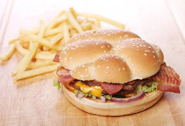 Hamburguesa Grande Patatas Fritas Mesa —  Fotos de Stock