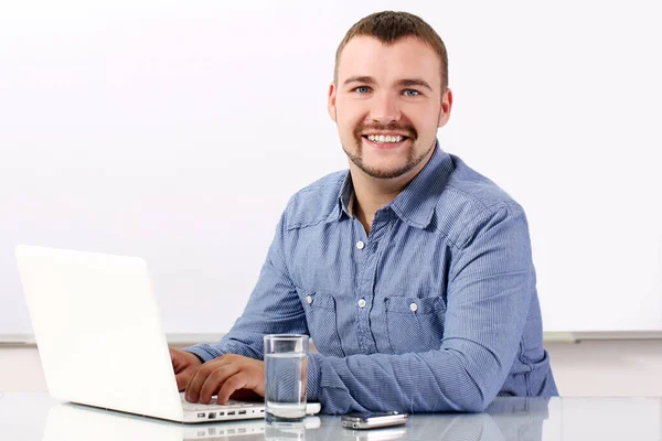 Jovem Bonito Empresário Seu Local Trabalho — Fotografia de Stock