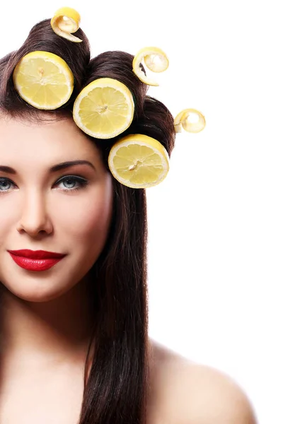 Retrato Bela Morena Com Limões Seu Penteado — Fotografia de Stock