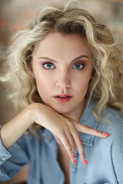 Piękne Dziewczyny Niebieskie Oczy Kręcone Fryzury — Zdjęcie stockowe