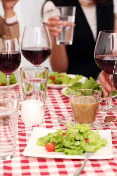 Zdravý Salát Červené Víno Restauraci Čtvercovém Ubrusu — Stock fotografie