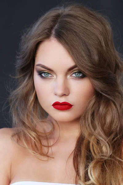 Schöne Frau Mit Blonden Haaren Und Rotem Lippenstift — Stockfoto