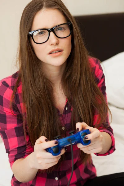 Jovem Bela Mulher Casual Jogar Videogame Casa — Fotografia de Stock