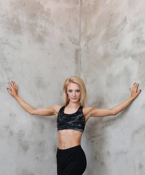 Gym Och Sport Kvinna Med Muskulös Kropp — Stockfoto