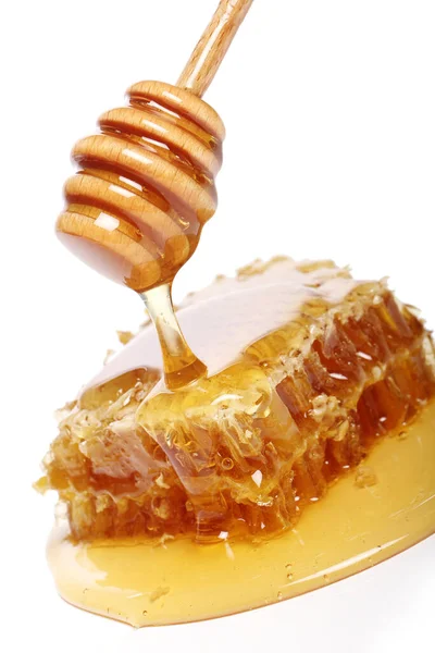 Honung Droppar Från Träsked Över Vit Bakgrund — Stockfoto