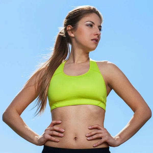 Fitness Deporte joven mujer vestirse en sudadera con capucha para otoño  piscina corriendo. Longitud de cuerpo completo retrato aislado sobre fondo  blanco Fotografía de stock - Alamy