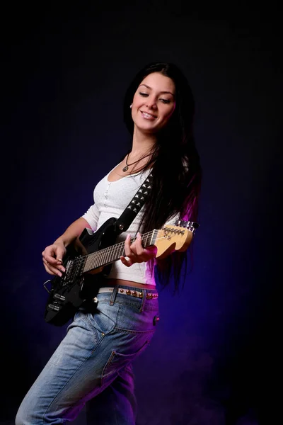 Feliz Adolescente Sonriente Tocando Guitarra — Foto de Stock