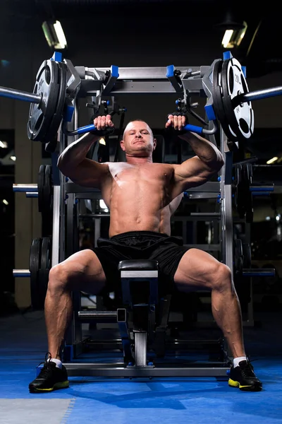 근육질의 남자가 헬스클럽에서 운동을 있습니다 — 스톡 사진