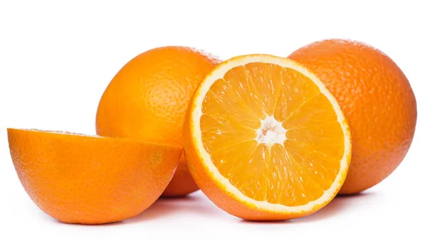 Μερικά Κομμένα Φέτες Και Ολόκληρα Πορτοκάλια Μαζί Λευκό Φόντο — Φωτογραφία Αρχείου
