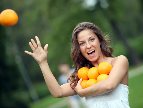 Piękna Kobieta Świeżych Pomarańczy Jej Ręce — Zdjęcie stockowe