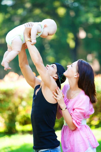 Familia Feliz Relajarse Parque Día Verano — Foto de Stock