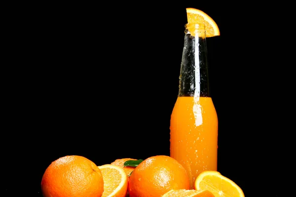 Frisches Orangengetränk Vor Schwarzem Hintergrund — Stockfoto