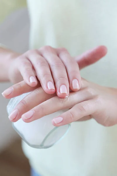 Cuidado Corporal Mujer Con Crema — Foto de Stock