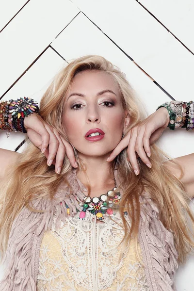 Kırmızı ruj ile güzel kadın