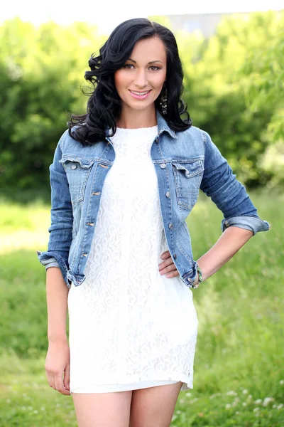 Mooie Jonge Vrouw Met Jeans Jas Een Park — Stockfoto