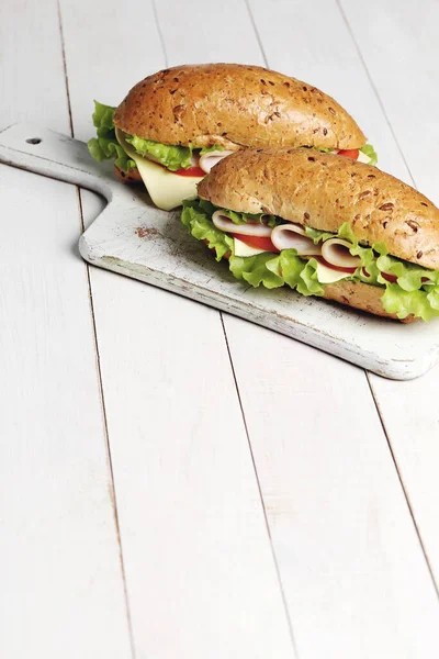 Смачний Довгий Бутерброд Столі — стокове фото