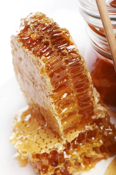 Taze bal peteklerini kapatın.