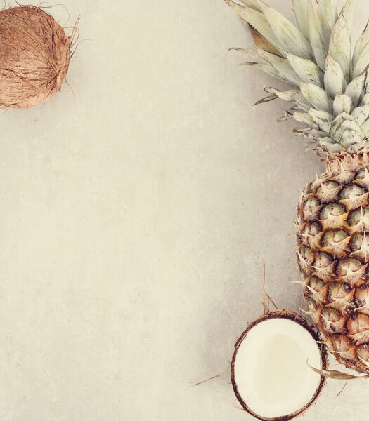 Ананас с кокосом на столе