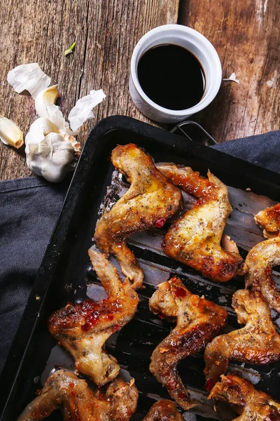 Étel Finom Csirkeszárny Asztalon — Stock Fotó
