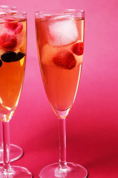 Festeggiamenti Bicchiere Champagne Sfondo Rosa — Foto Stock