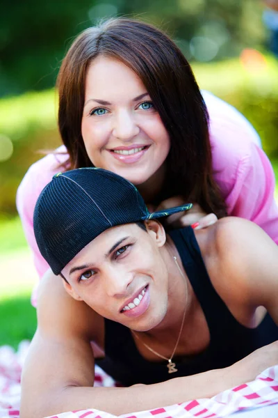 Jovens Felizes Casal Relaxante Parque — Fotografia de Stock