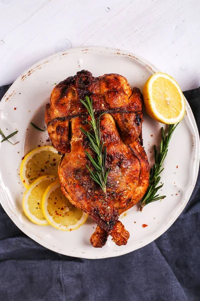식탁에 맛있는 닭고기 — 스톡 사진