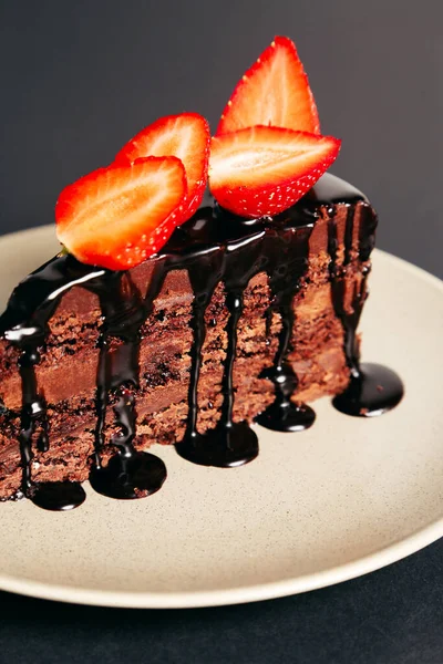 Leckerer Kuchen Auf Dem Tisch — Stockfoto