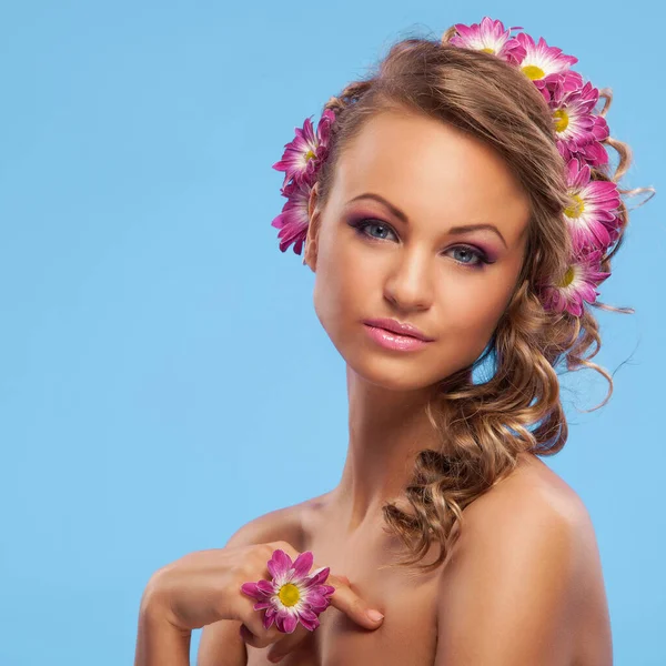 Saçlarında Mavi Arka Planda Çiçekler Olan Güzel Beyaz Bir Kadın — Stok fotoğraf