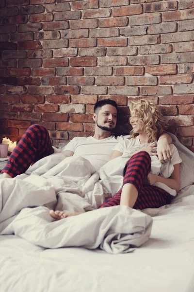 Yaşam tarzı. Yatakta güzel bir çift