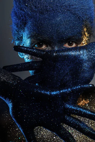 Портрет Жінки Яка Позує Вкрита Синьою Золотою Фарбою — стокове фото
