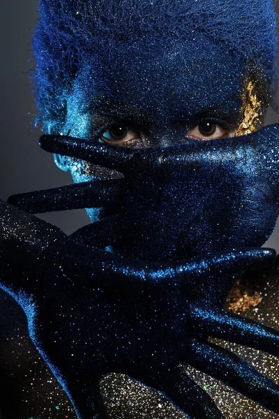 Retrato Uma Mulher Que Está Posando Coberta Tinta Azul Dourada — Fotografia de Stock